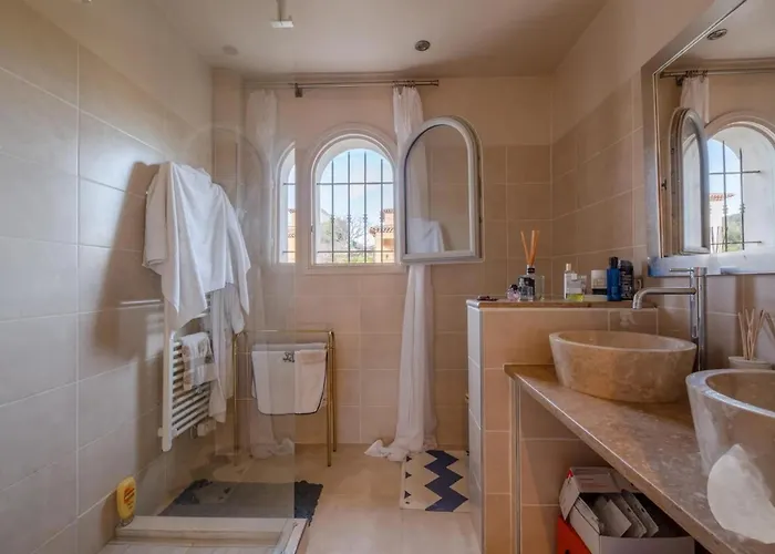 Soleil D'ete Pool & View Yourhosthelper *